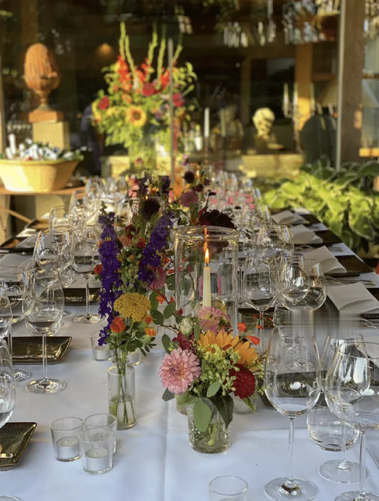 Feestelijk gedekte tafel met bloemen en kaarsen, verzorgd door Brown's Catering