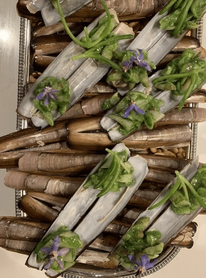 Amuse van zwaardschedes met kruidenvinaigrette, bereid door Brown's Catering