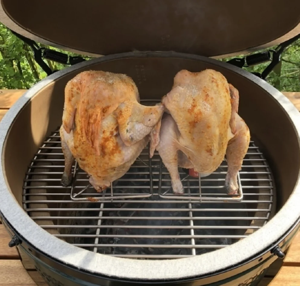 Twee hoevekippen op de kamado-barbecue